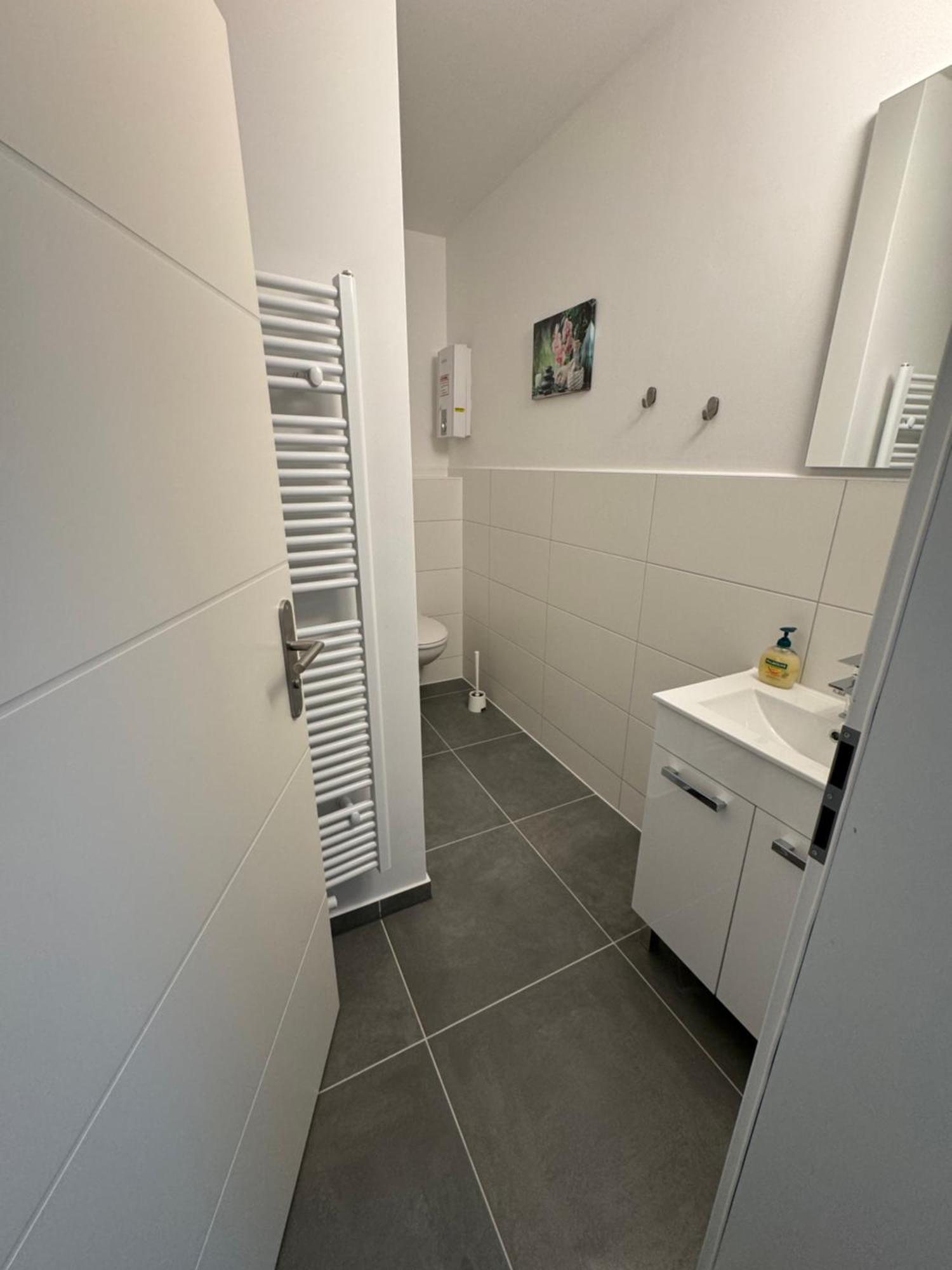 Fc-Apartmenthaus Falkensee Mit Grossem Garten Und Pkw Stellflaechen エクステリア 写真