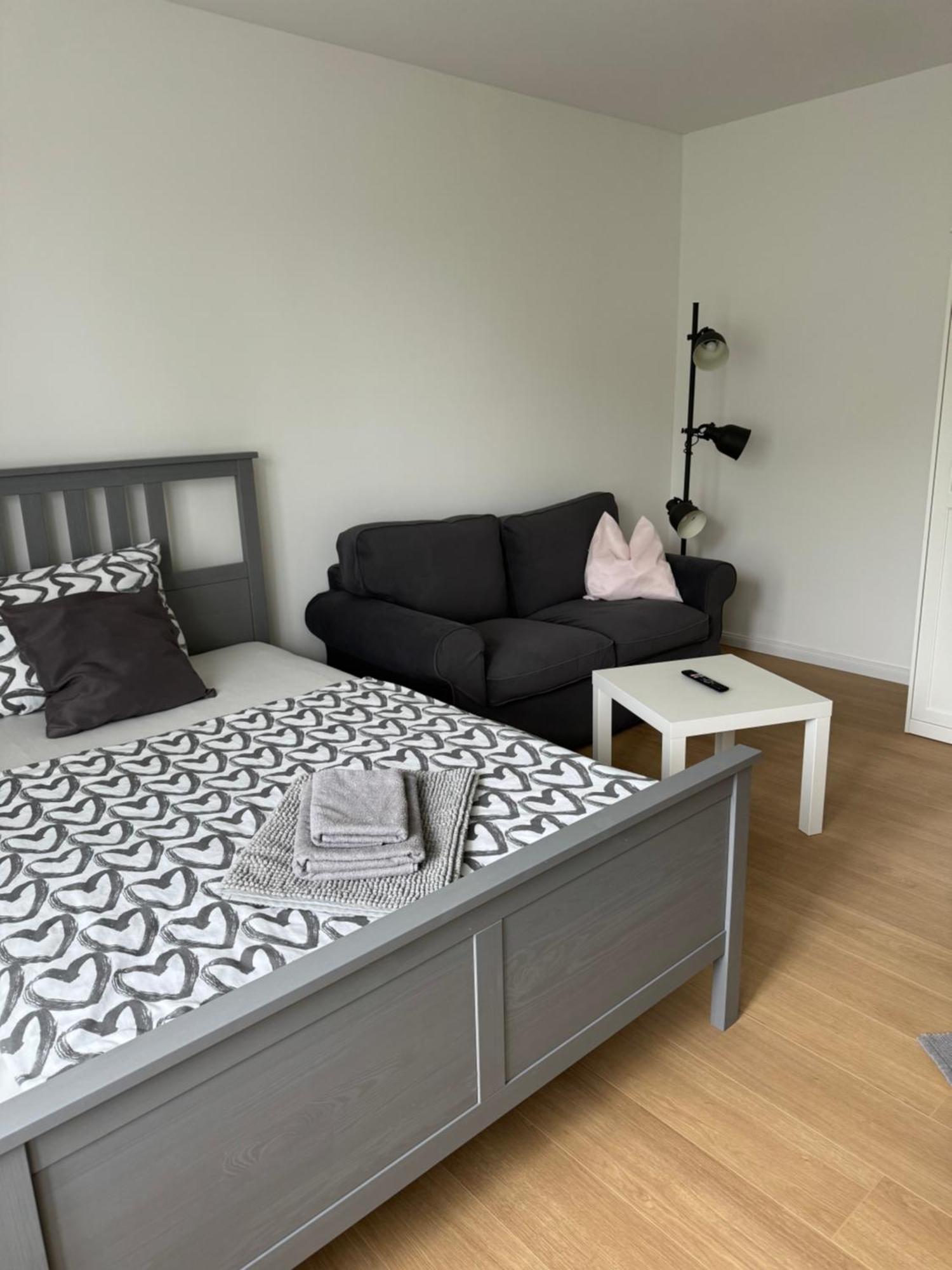 Fc-Apartmenthaus Falkensee Mit Grossem Garten Und Pkw Stellflaechen エクステリア 写真