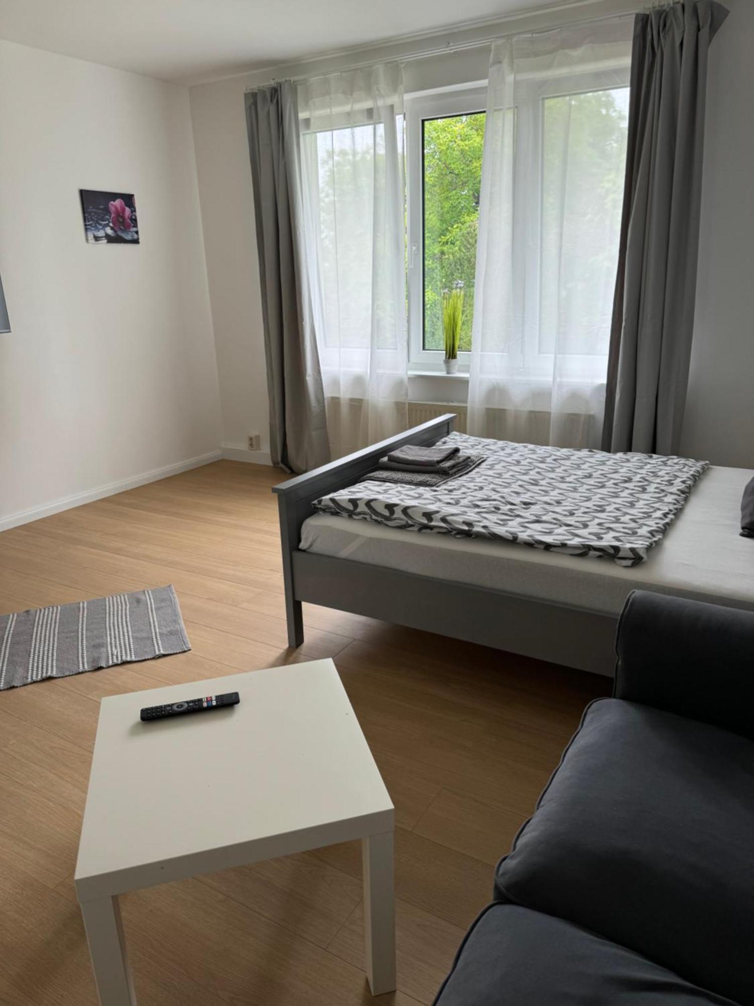 Fc-Apartmenthaus Falkensee Mit Grossem Garten Und Pkw Stellflaechen エクステリア 写真