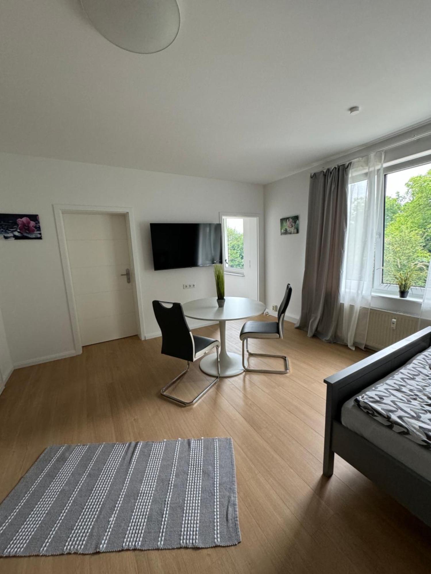 Fc-Apartmenthaus Falkensee Mit Grossem Garten Und Pkw Stellflaechen エクステリア 写真