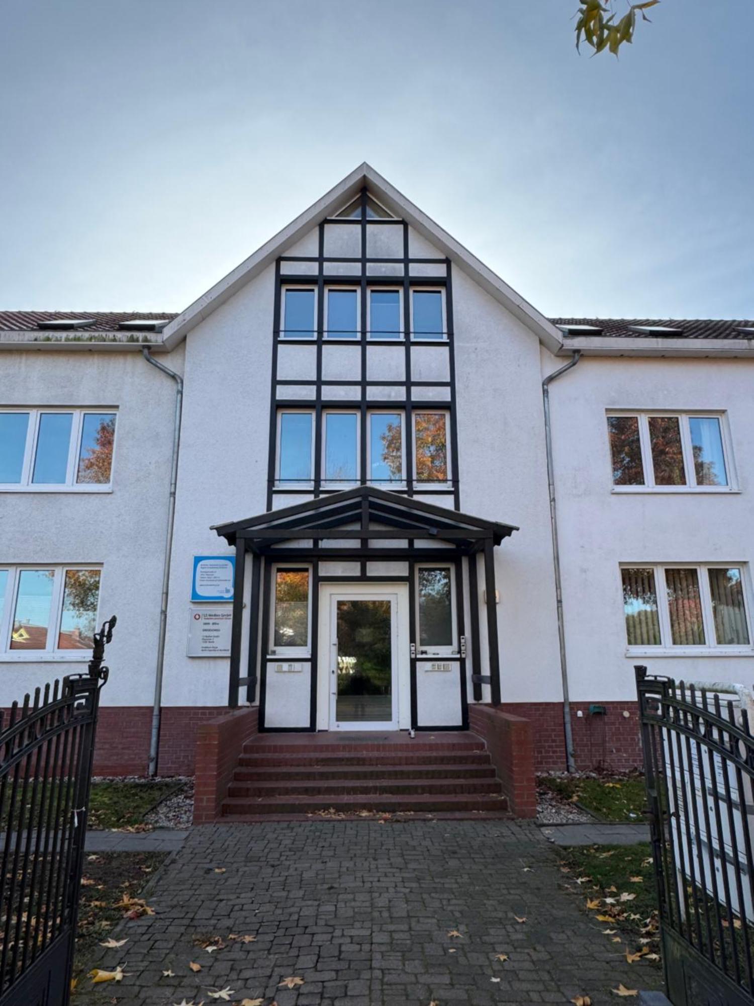 Fc-Apartmenthaus Falkensee Mit Grossem Garten Und Pkw Stellflaechen エクステリア 写真