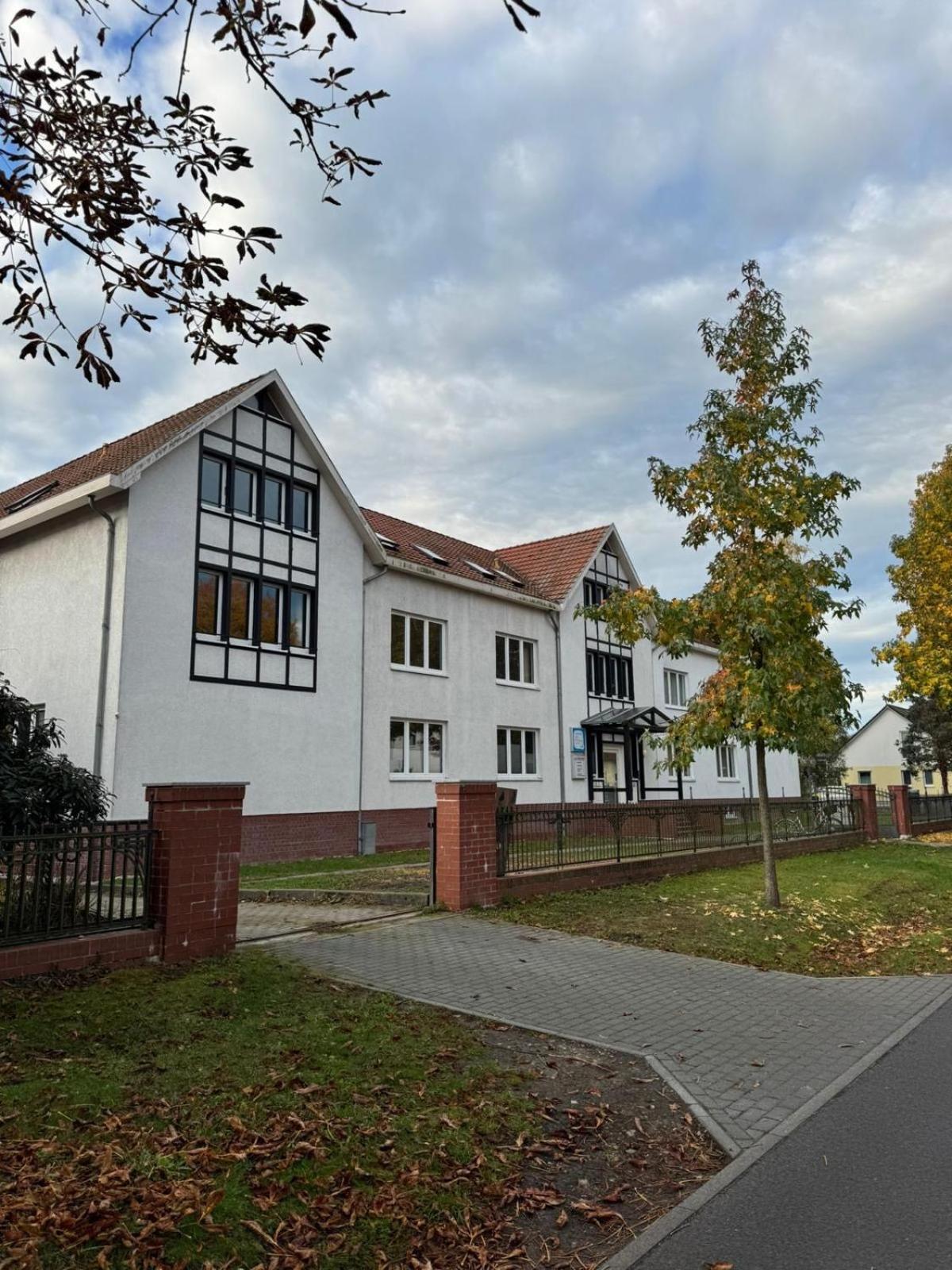 Fc-Apartmenthaus Falkensee Mit Grossem Garten Und Pkw Stellflaechen エクステリア 写真